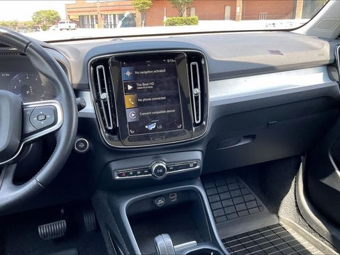 Used 2021 Volvo XC40 T5 Momentum w/ Climate Package AWD/4WD image 14
