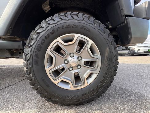 Used 2015 Jeep Wrangler Unlimited Rubicon w/ Connectivity Group image 7