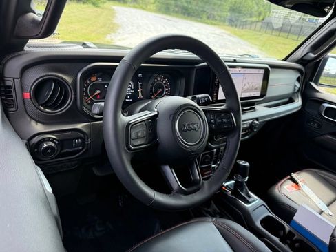 Used 2025 Jeep Wrangler Unlimited Rubicon AWD/4WD image 4