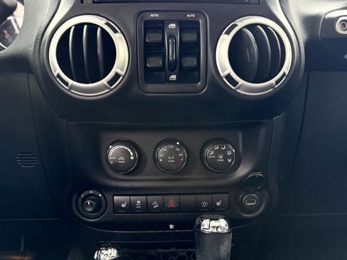 Used 2014 Jeep Wrangler Unlimited Sahara w/ Connectivity Group AWD/4WD image 9