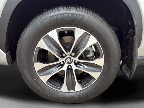 Used 2023 Toyota Highlander XLE AWD/4WD image 29