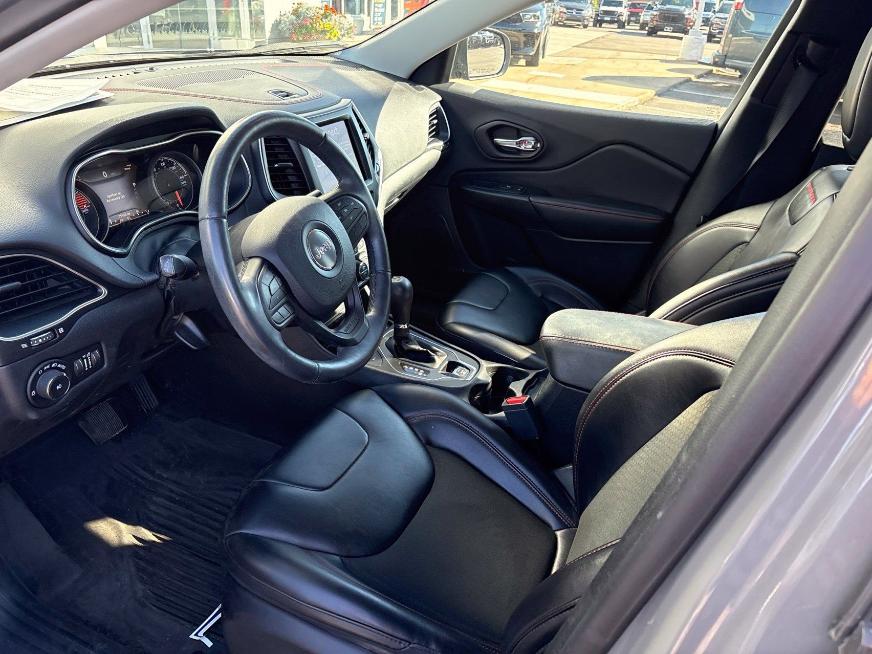 Used 2019 Jeep Cherokee Trailhawk w/ Cold Weather Group AWD/4WD image 9