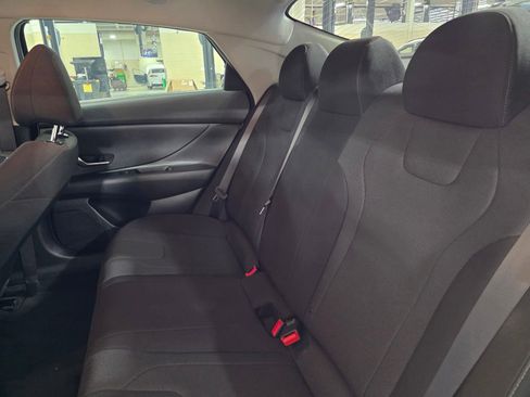 Certified 2025 Hyundai Elantra SE image 11