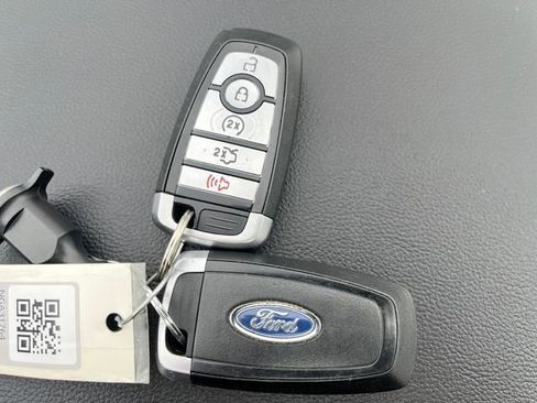 Used 2022 Ford Explorer Limited w/ Equipment Group 301A AWD/4WD image 29