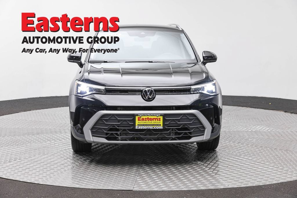 Used 2025 Volkswagen Taos SE FWD image 2