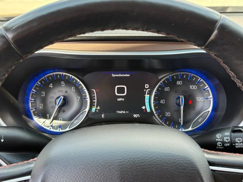 Used 2017 Chrysler Pacifica Touring-L Plus FWD image 33