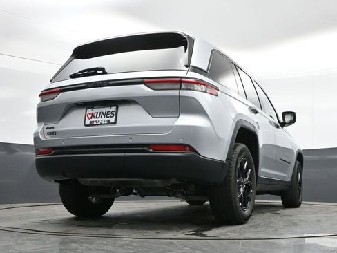 Used 2025 Jeep Grand Cherokee Altitude AWD/4WD image 40