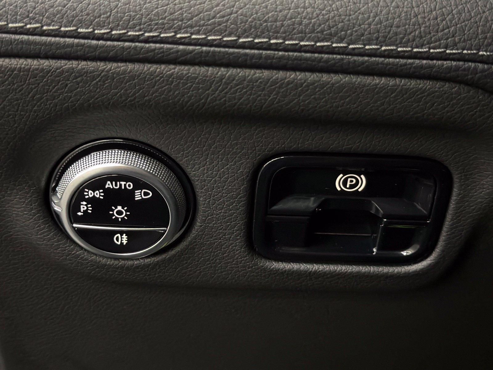Used 2023 Mercedes-Benz EQE 500 4MATIC Sedan image 31