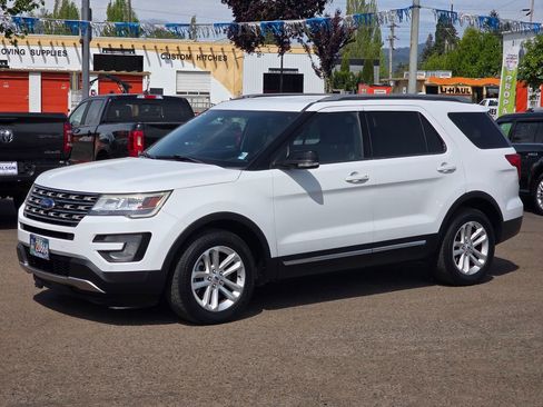 Used 2017 Ford Explorer XLT w/ Equipment Group 202A FWD image 27