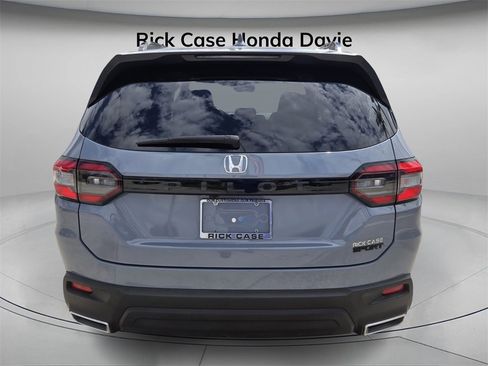 Certified 2025 Honda Pilot Sport image 6