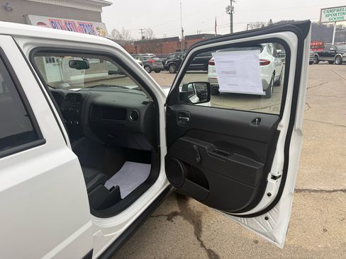 Used 2017 Jeep Patriot Sport image 47