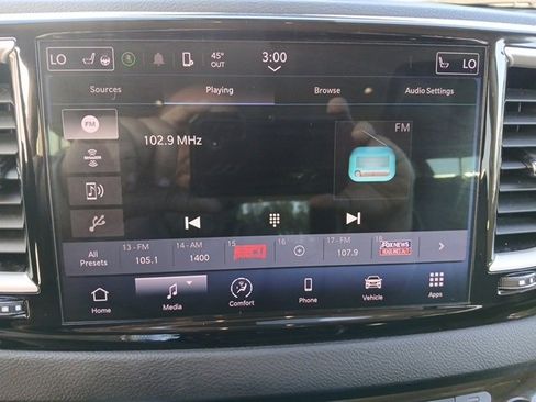 Used 2023 Chrysler Pacifica Touring-L image 34