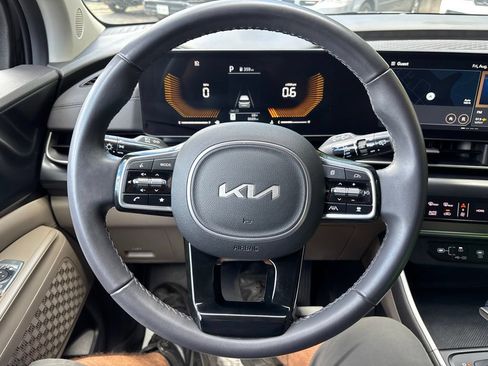 Used 2025 Kia Carnival FWD image 24
