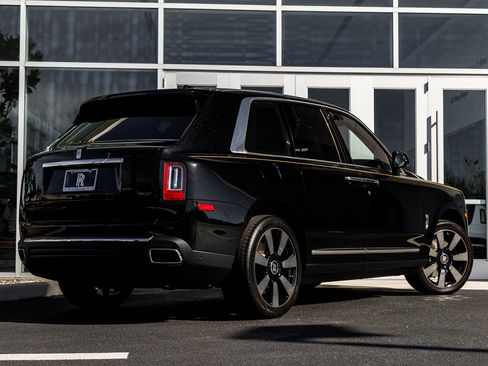 Used 2024 Rolls-Royce Cullinan Base w/ Cullinan Package image 15