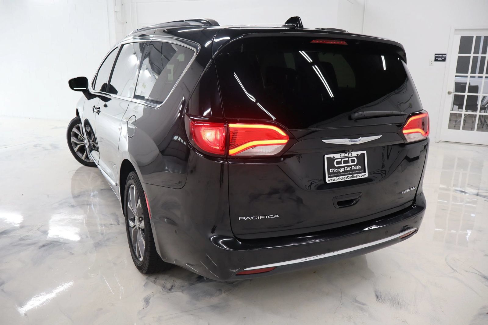 Used 2017 Chrysler Pacifica Limited w/ UConnect Theater Package FWD image 7