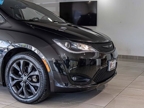 Used 2019 Chrysler Pacifica Touring Plus w/ S Appearance Package FWD image 3