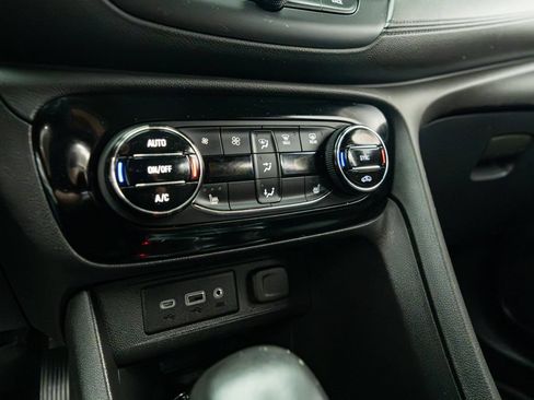Used 2022 Buick Encore GX Select w/ Sport Touring Package AWD/4WD image 33