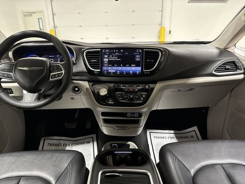 Used 2024 Chrysler Pacifica Touring-L FWD image 10