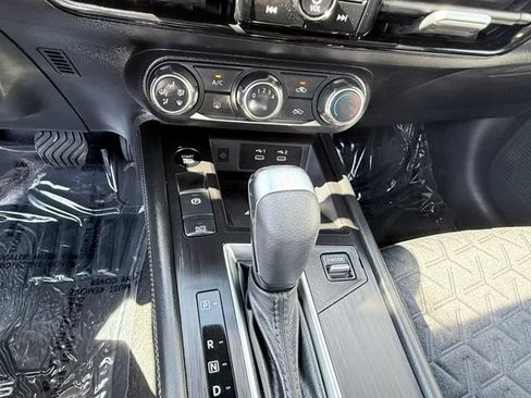 Used 2025 Nissan Kicks SV AWD/4WD image 13