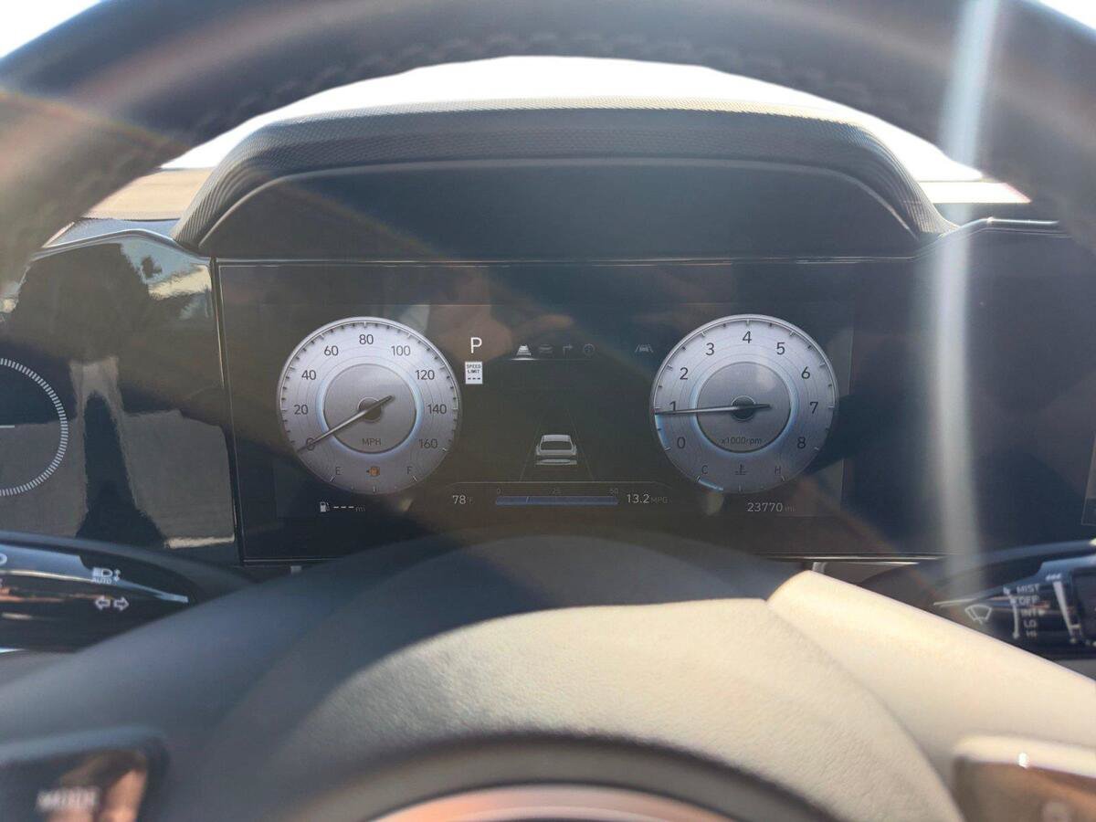 Used 2025 Hyundai Elantra Limited FWD image 17