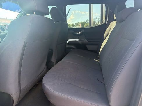 Used 2018 Toyota Tacoma TRD Off-Road AWD/4WD image 11