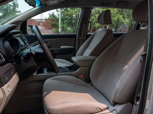 Used 2019 Kia Sedona L FWD image 2