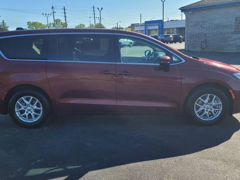 Used 2023 Chrysler Pacifica Touring-L FWD image 14