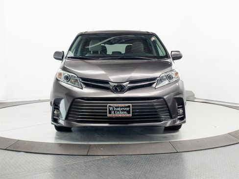 Used 2020 Toyota Sienna XLE Premium FWD image 2