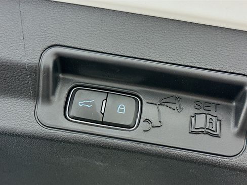 Used 2022 Ford Explorer Limited w/ Equipment Group 301A AWD/4WD image 33