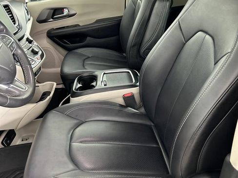 Used 2024 Chrysler Pacifica Touring-L FWD image 11