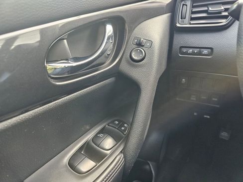 Used 2017 Nissan Rogue SV image 34