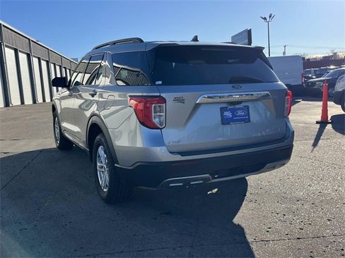 Used 2022 Ford Explorer XLT w/ Equipment Group 202A image 5