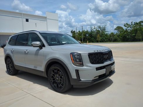 Used 2022 Kia Telluride SX w/ SX Prestige Package AWD/4WD image 3