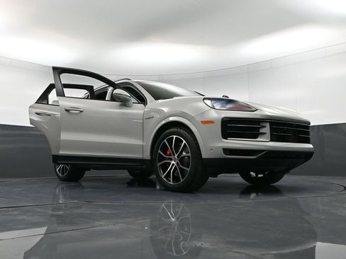New 2026 Porsche Cayenne S image 38
