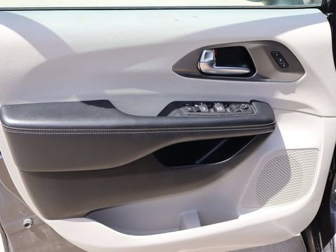 Used 2023 Chrysler Pacifica Touring-L FWD image 20
