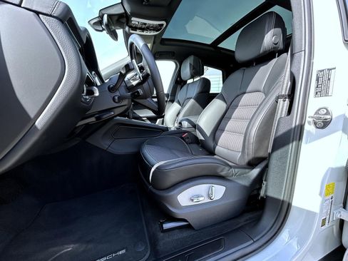 Used 2023 Porsche Macan Turbo AWD/4WD image 10