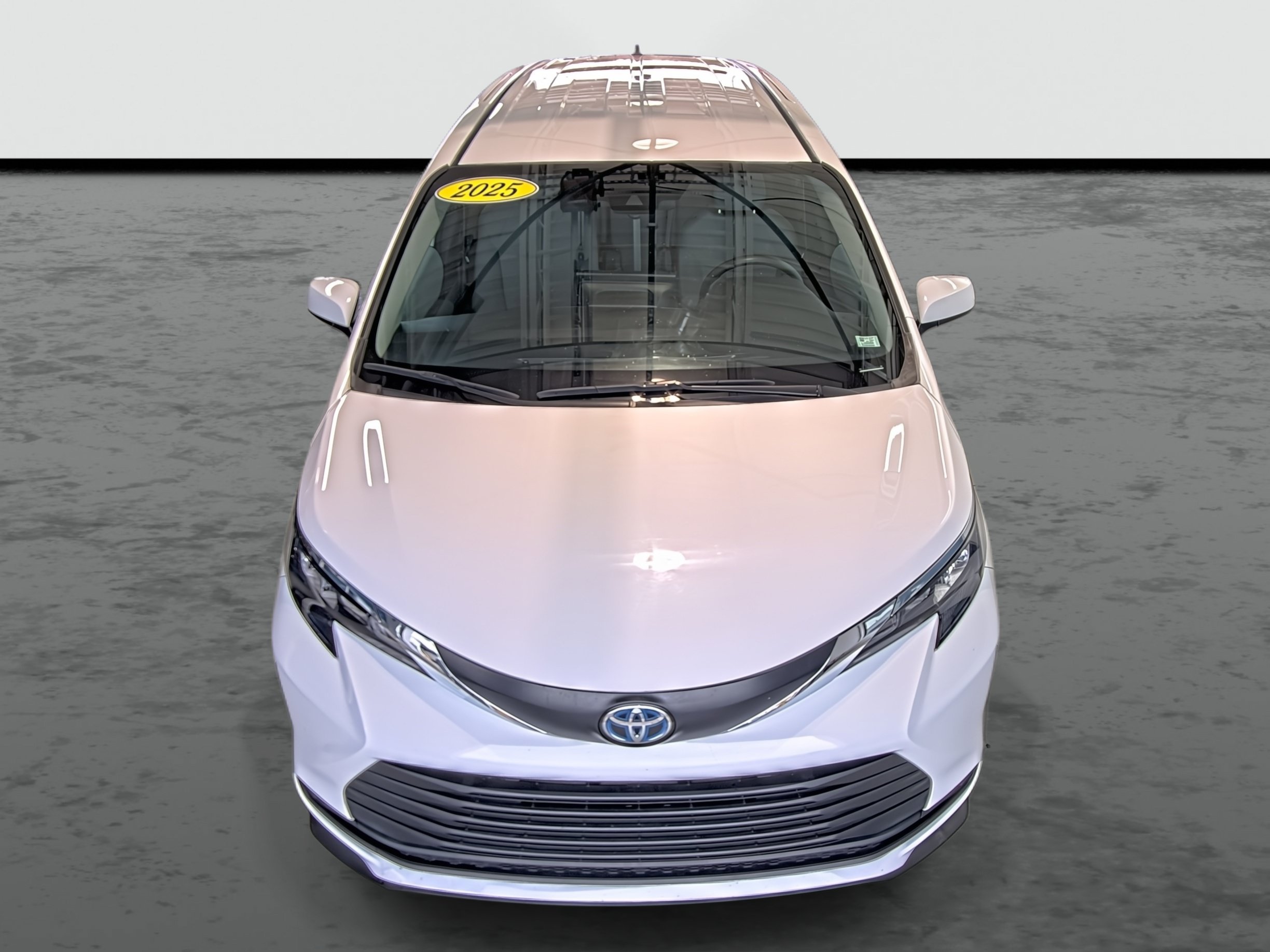 Used 2025 Toyota Sienna LE FWD image 6