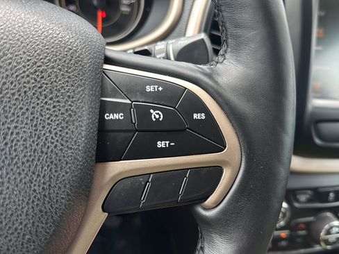Used 2018 Jeep Cherokee Limited AWD/4WD image 31