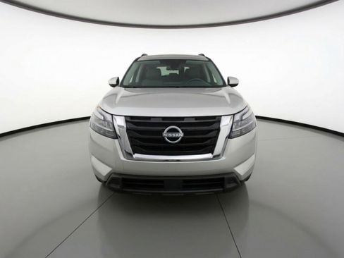 Used 2025 Nissan Pathfinder SV image 2
