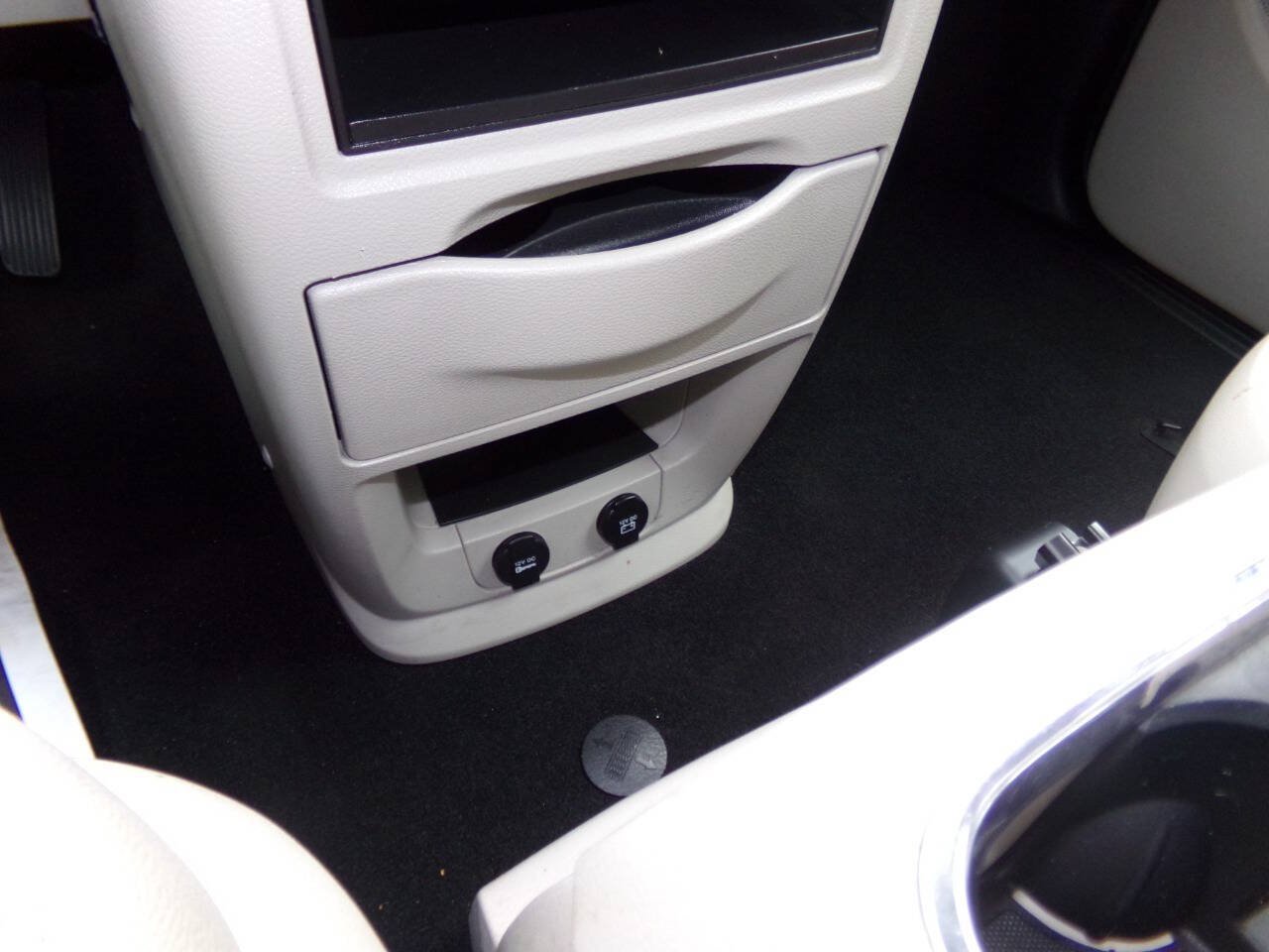 Used 2013 Chrysler Town & Country Touring FWD image 58