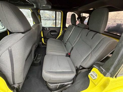 Used 2024 Jeep Wrangler Unlimited w/ Convenience Group AWD/4WD image 18