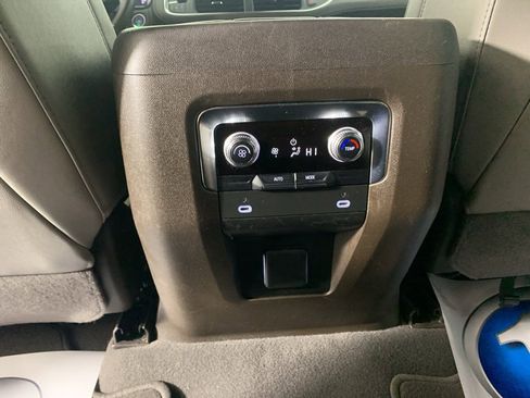 Used 2023 GMC Yukon XL SLT image 34