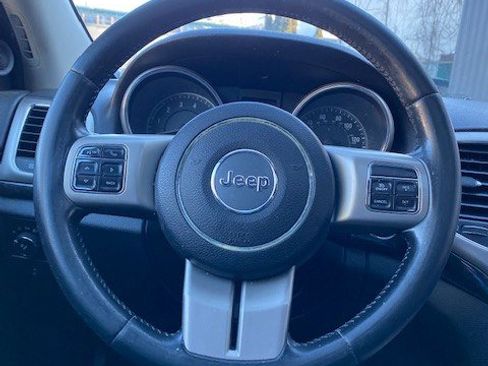 Used 2013 Jeep Grand Cherokee Laredo AWD/4WD image 15