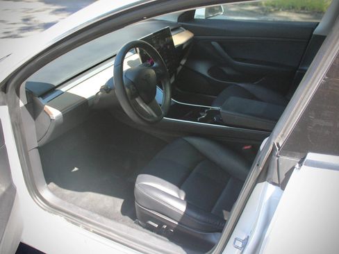 Used 2020 Tesla Model 3 Standard Range RWD image 10