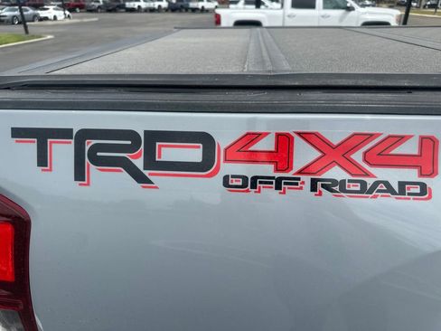 Used 2019 Toyota Tacoma TRD Off-Road AWD/4WD image 11