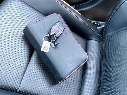 Used 2024 Toyota Prius XLE FWD image 14