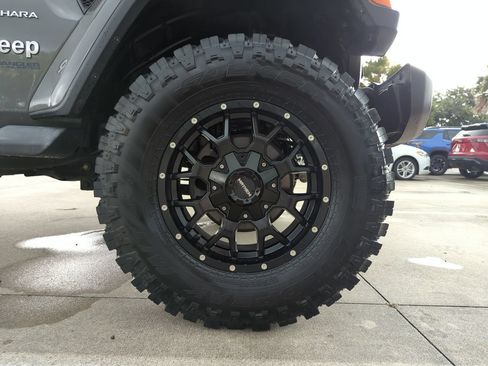 Used 2018 Jeep Wrangler Unlimited Sahara AWD/4WD image 26