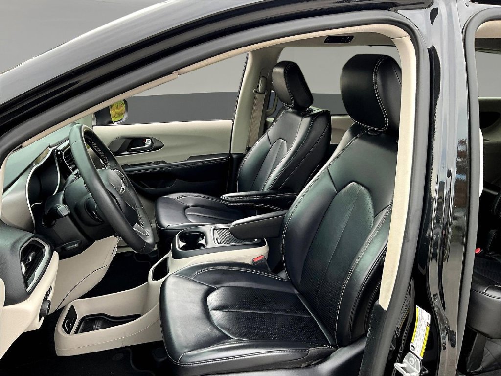 Used 2023 Chrysler Pacifica Touring-L FWD image 23