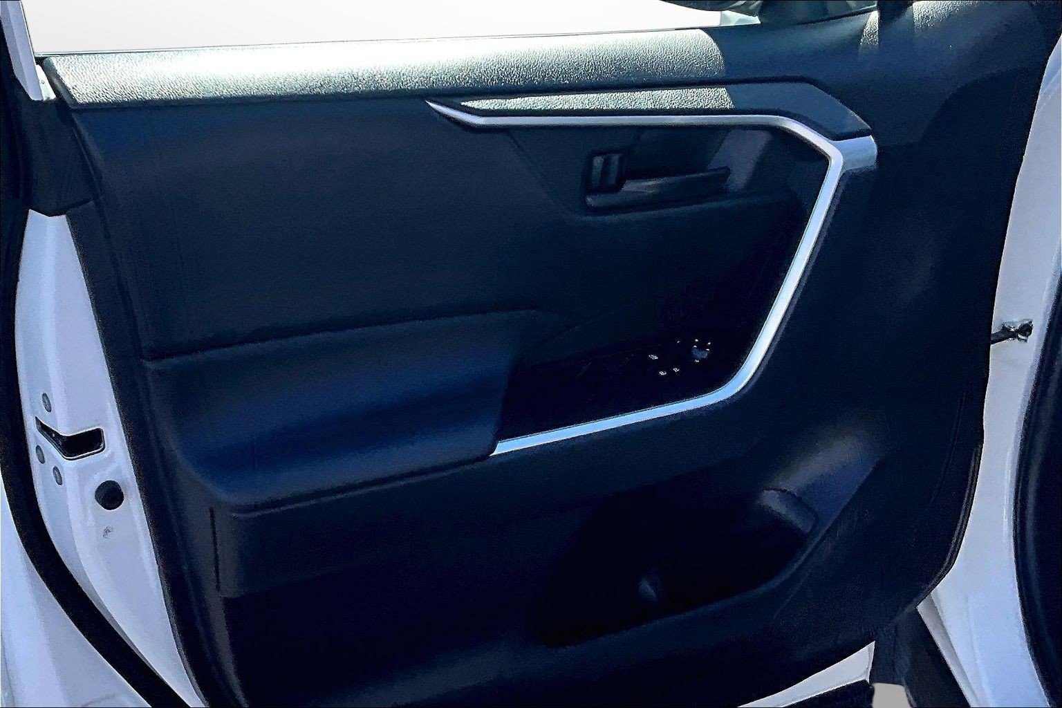 Used 2022 Toyota RAV4 LE w/ Carpet Mat Package (TMS) FWD image 25