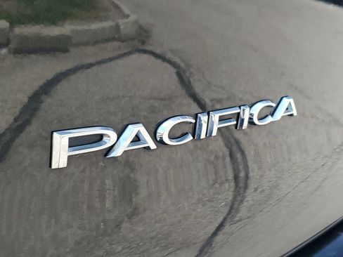 Used 2022 Chrysler Pacifica Touring-L FWD image 12